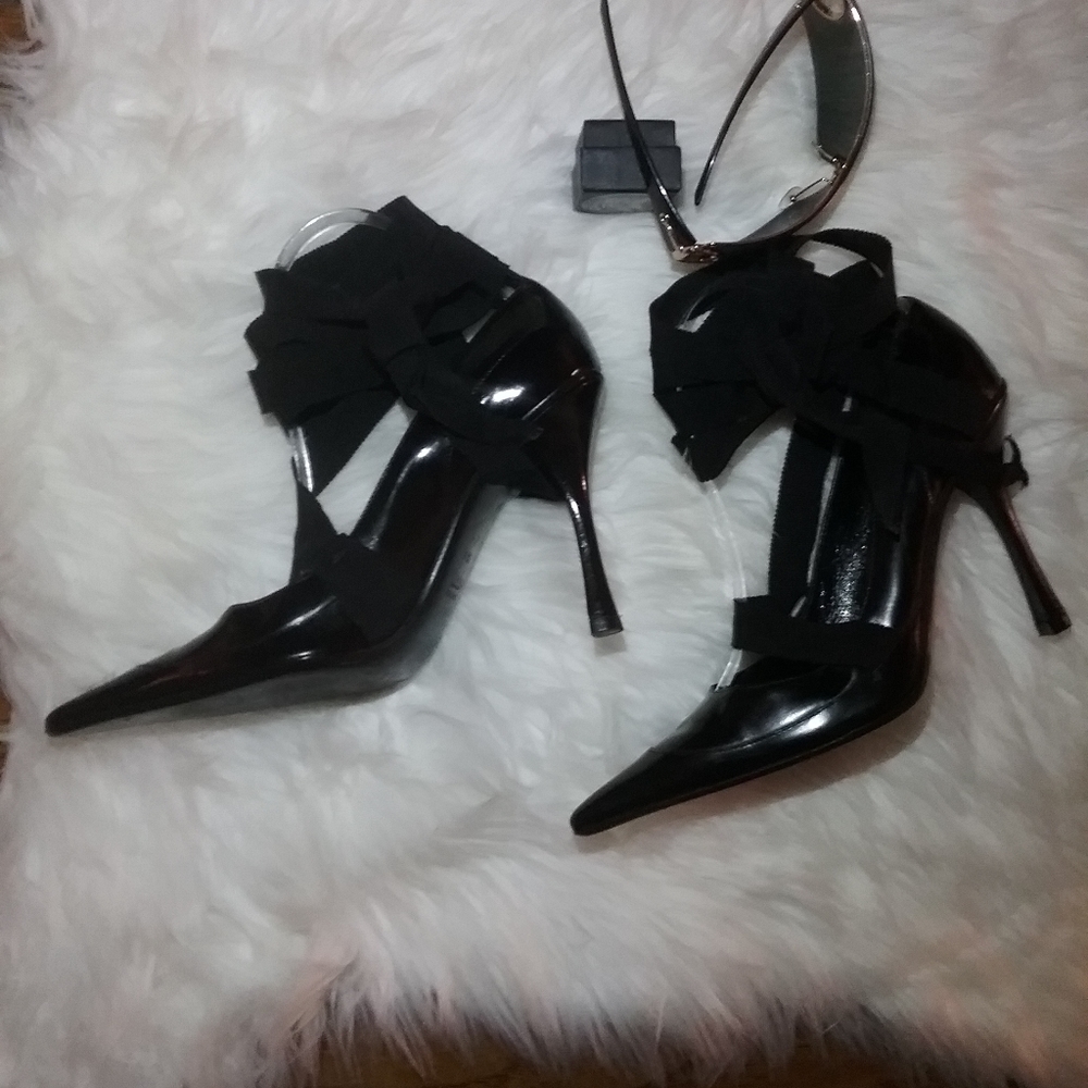 Gucci black leather pump with wrap around